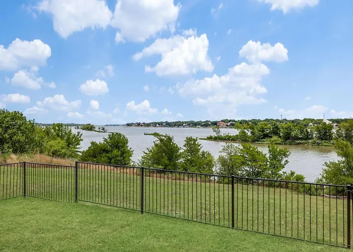 Lakefront Oasis W/covered Patio + Outdoor Kitchen Vakantiehuis *