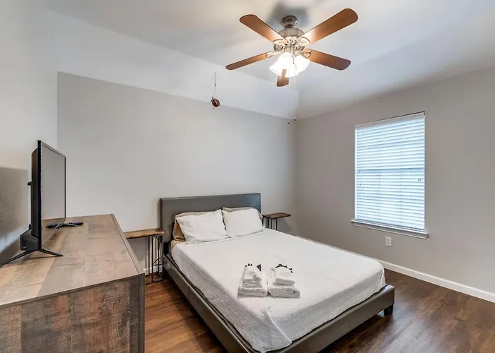 Lakefront Oasis W/covered Patio + Outdoor Kitchen * Fort Worth