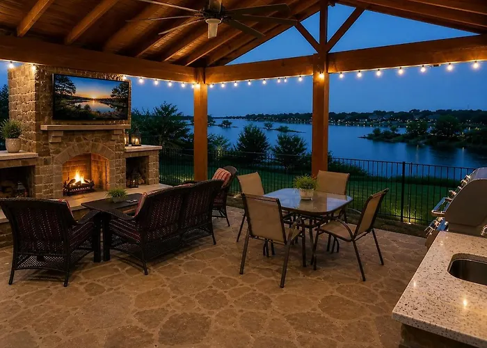 Lakefront Oasis W/covered Patio + Outdoor Kitchen